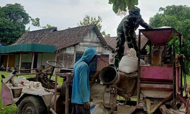 Anggota Satgas TMMD Bojonegoro Bantu Warga Menggiling Gabah